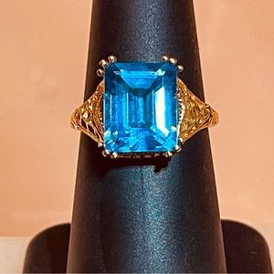 Stunning 14K Vintage Royal Blue Emerald Cut Topaz & Lattice Style Setting!